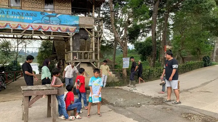 Artikel KKN Universitas Al Ghifari: Aksi Gotong Royong: Perbaikan Jalan Depan Masjid Al-Hidayah